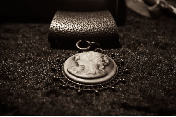 E6 Rings-How to Incorporate Family Heirlooms into Your Wedding
