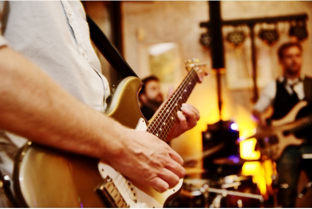 e6rings-The Great Debate_ Band or DJ